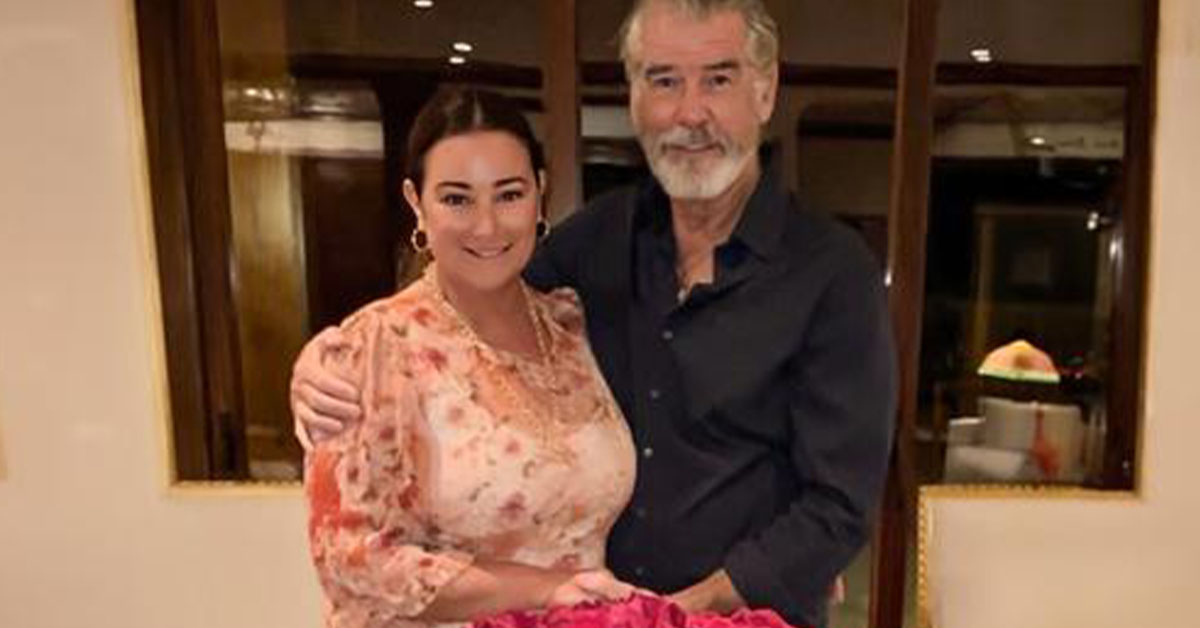 You are currently viewing Pierce Brosnan gives his wife Keely Shaye 60 roses for her 60th birthday and pays her the sweetest tribute
