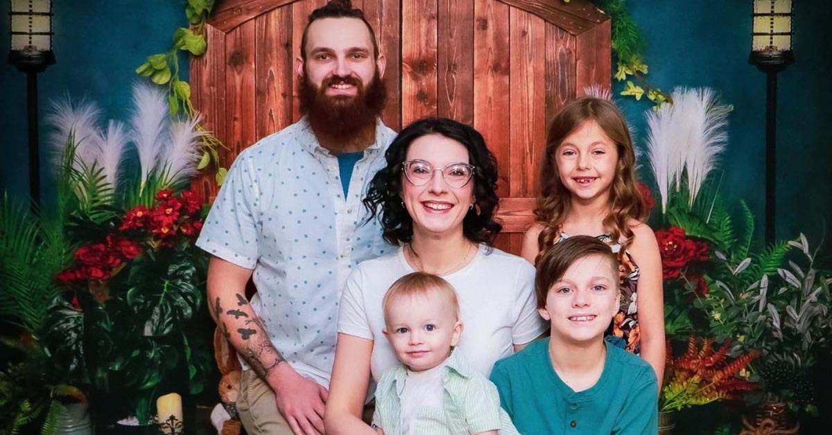 Read more about the article A photographer takes pictures of the last hours of a family of five before they all die in a car accident.
