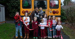 Read more about the article Grandpa gets a school bus so he can take all 10 of his grandchildren to school every day (video).